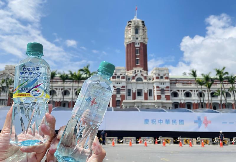 雙十國慶將至,「台塩海洋鹼性離子水」連續第7年獲選國慶大典唯一指定用水,將以源自台灣海峽的MIT好水款待國內外嘉賓。