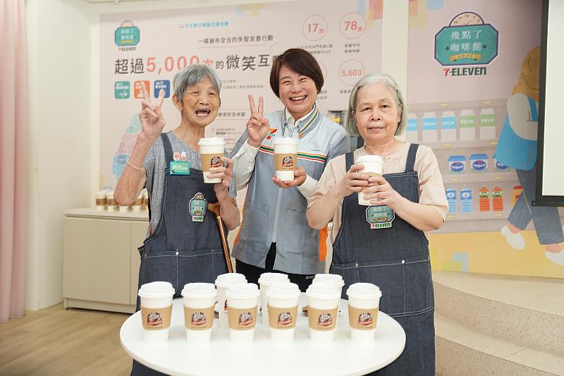 記者會上天主教中華聖母基金會服務的阿莉阿嬤（右）、阿月阿嬤（左），在7-ELEVEN梅芳店長（中）協助下製作咖啡，重現在7-ELEVEN門市推動的「幾點了咖啡館」服務。