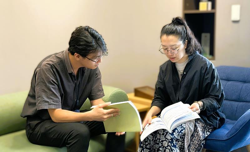 啟點行銷部門主管(右)帶領小承(左)熟悉工作內容,從實際工作交流中協助他逐步掌握企劃專員的職務。