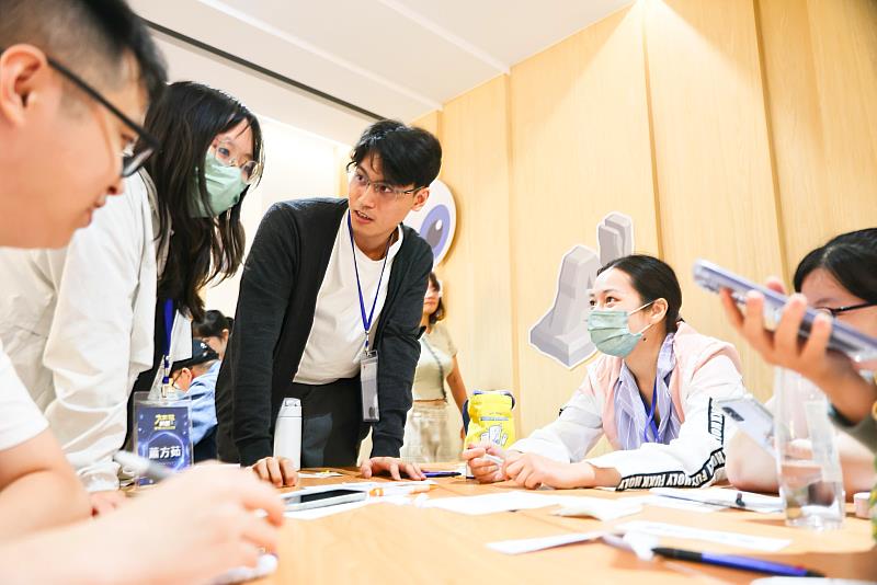 北分署YS青年暑期營隊「大英雄天團3」協助青年探索內容產業,小承(左3)透過課程與企業參訪釐清職涯方向。