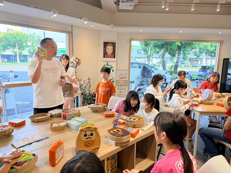 「一猴一日常,七藝潤生活」彩繪石猴禮盒手作體驗,結合奮起福米餅與石猴工藝,讓嘉義文化與在地風味一起帶回家。