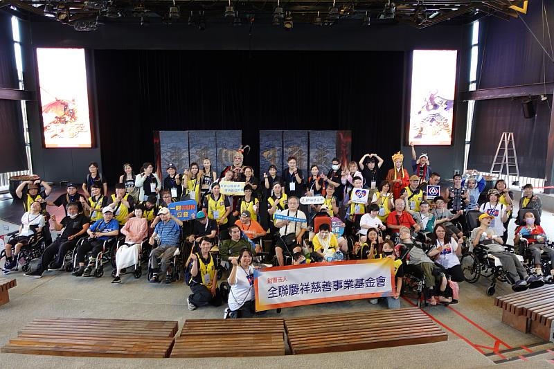 伊甸大龍養護中心前往傳藝臨水劇場欣賞《齊天大聖嬉遊記》,並在全聯志工協助下漫遊園區,陪伴住民累積更多生活體驗與美好回憶。