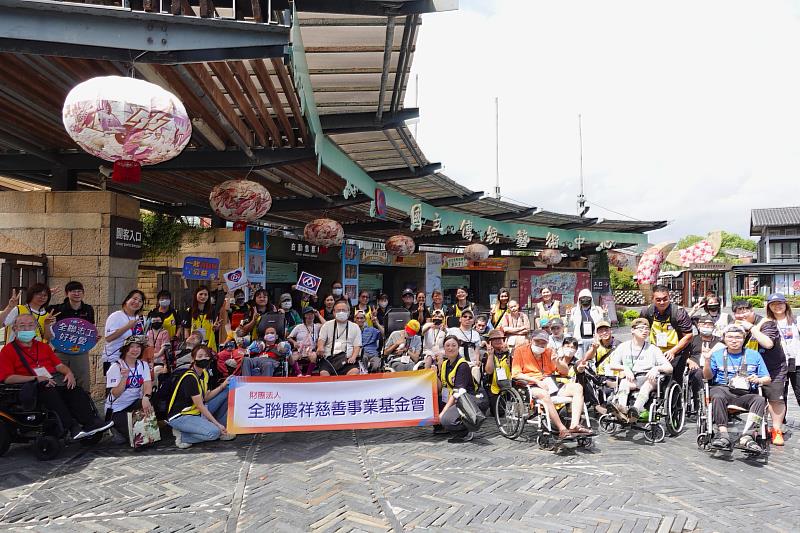 全聯捐物資挺伊甸服務，並號召20位同仁擔任志工，伴大龍養護中心身障住民遊傳藝。