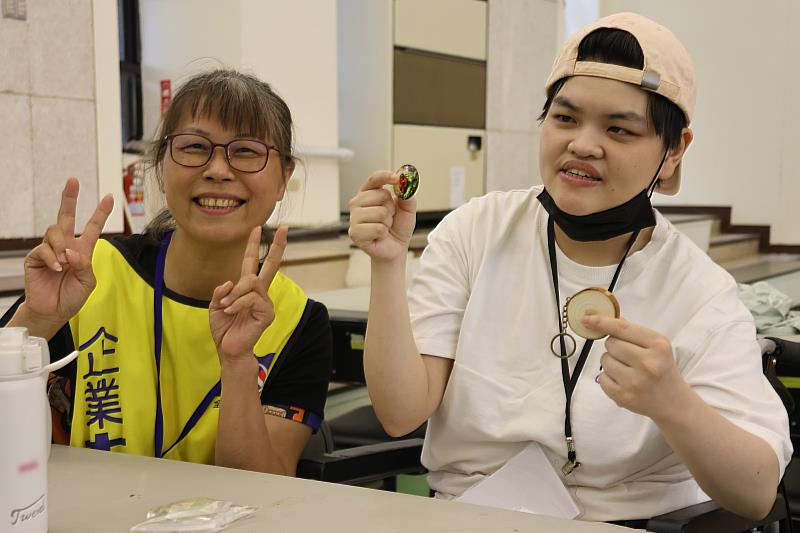 全聯志工陪伴伊甸大龍養護中心住民體驗手作樂趣,一起動手製作「時光寶石鑰匙圈」。