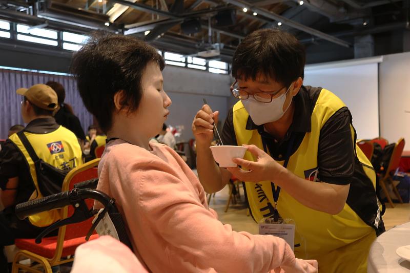 來自雙北及花蓮的全聯志工,協助並陪伴伊甸大龍養護中心住民享用美食。