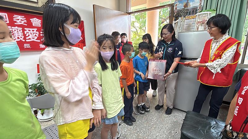中秋送暖到渡拔 救國團關懷弱勢學童送上獎學金與月餅