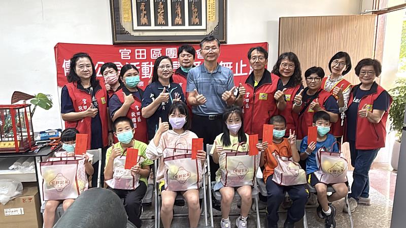 中秋送暖到渡拔 救國團關懷弱勢學童送上獎學金與月餅
