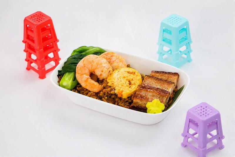 豪華經濟艙主菜「海陸油飯」以糯米、香菇佐醬油拌炒,口感柔潤滑順,放上鮮蝦與三層肉是家喻戶曉的好味道。