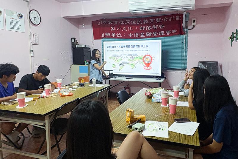 中金院輔導諮商中心社工師黃資涵為部落青少年開設人際互動與情緒表達培力講座。（圖／中金院提供）