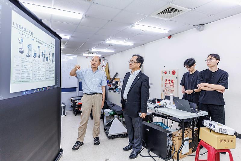 會後,淡江大學智慧自動化與機器人中心翁慶昌主任(左1)為經濟部產業園區管理局臺北分局梁又文分局長(左2)介紹該中心的機器人開發歷程與目前發展現況。(圖/淡江大學提供)