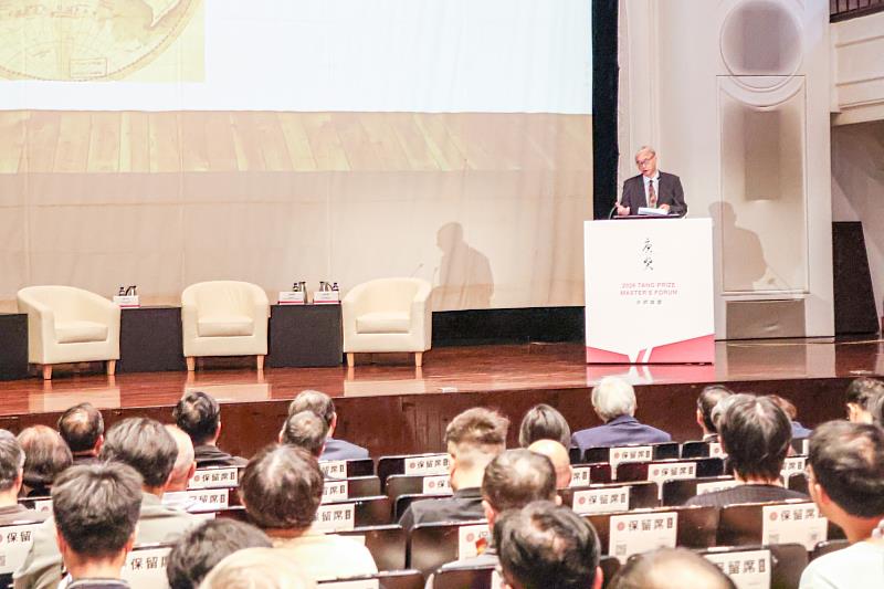 葛兆光教授此次以「什麼是好的漢學論著?」為題進行演講。其指出漢學研究必須掌握每個時代潮流,而非一味地往古代典籍裡鑽研。