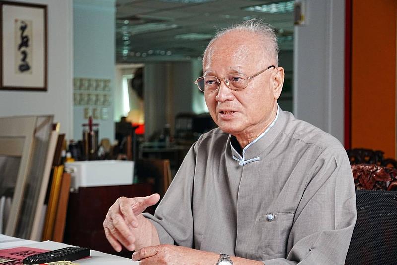 廖修平大師將臺灣傳統廟宇與民俗符號融匯於西方版畫技術,並設立獎學金與藝術團體,建構永續的美育交流平臺。