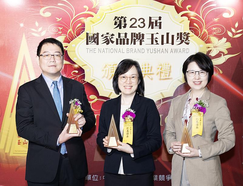 凱基證券、凱基期貨勇奪國家品牌玉山獎3項大獎,由凱基證券大經紀營運管理處主管劉靜梅(中)、投資產品與服務部主管王亭斐(右)及凱基期貨總經理王敦仁代表領獎。