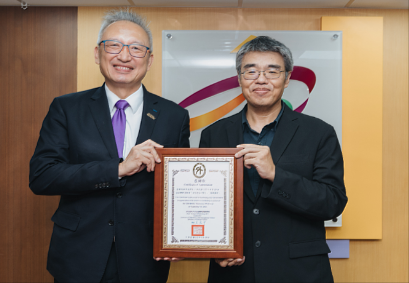 外交部政務次長兼外交學院院長吳志中(左)及高雄市副市長李懷仁(右)。