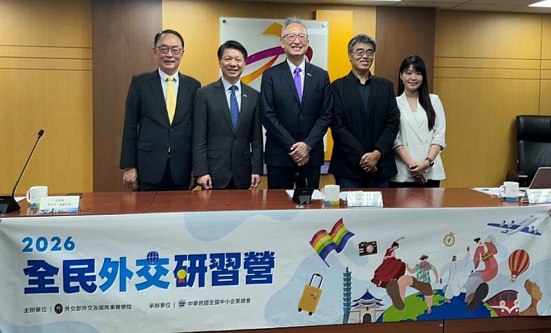 外交部政務次長兼外交學院院長吳志中(中)、高雄市副市長李懷仁(右2)、外交部主任秘書甄國清(左2)、領務局南部辦事處處長沈正宗(左1)及高雄市政府行政暨國際處處長張硯卿(右1)。