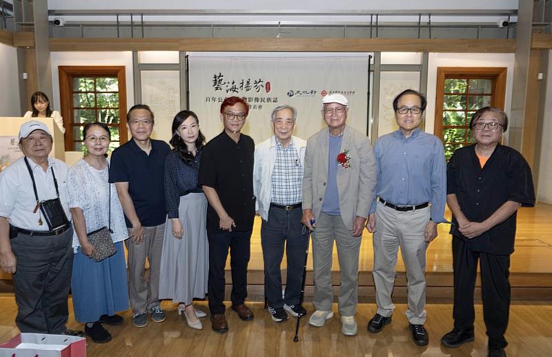 臺師大藝術學院院長莊連東、美術系黃光男名譽教授、蘇憲法名譽教授、李振明名譽教授、朱友意系主任、孫翼華教授等師長及系友與廖修平講座教授合影。