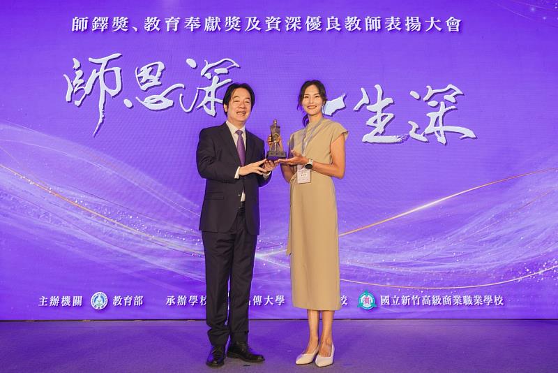 115年師鐸獎表揚大會,賴清德總統與羅琬臻主任合影。