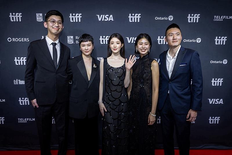 《幸福快樂的日子》於多倫多國際影展世界首映,監製苗華川(左起)、導演阮鳳儀、演員舒華、演員陳璇、監製張林翰。(照片由「水花電影」提供)