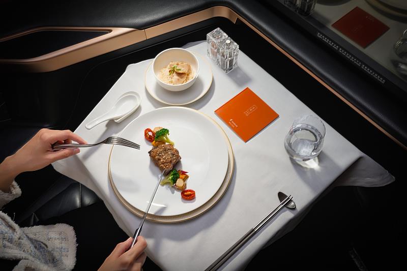 星宇航空台北出發長程航線餐點持續與7月底蟬聯米其林一星的《元紀．台灣菜》合作，10月1日起推出以秋冬時令食材為主軸的暖胃餐點。