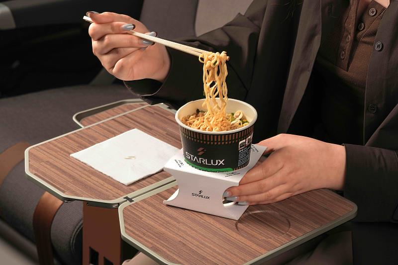 星宇航空與日清食品聯名推出日式經典豚骨味杯麵，凡搭乘8小時以上長程航班的豪華經濟艙、商務艙及頭等艙旅客，皆能在長途飛行期間品嚐道地的日式豚骨風味。