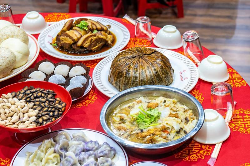 眷村辦桌澎湃上菜。