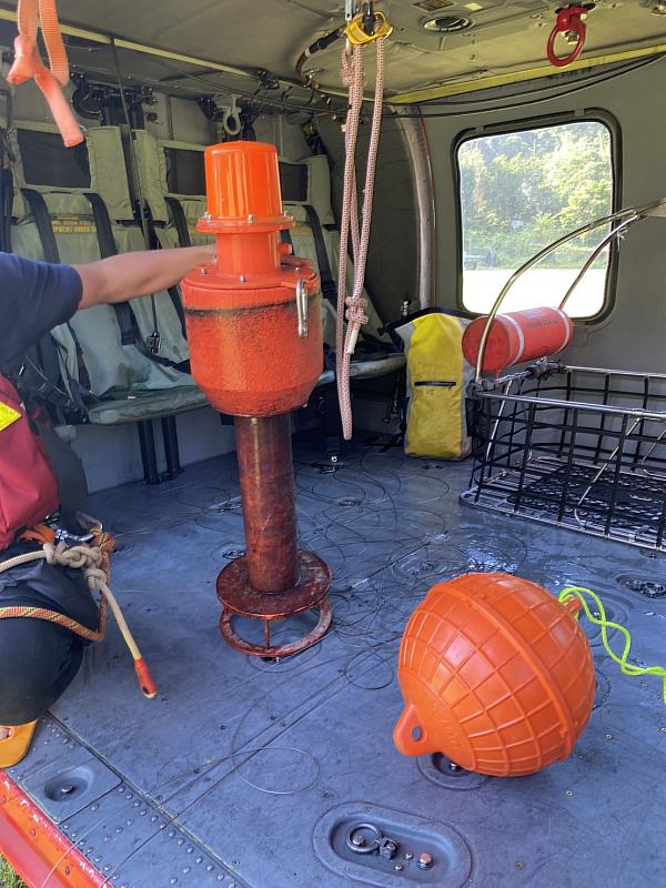準備進行水位計電池更換作業。
