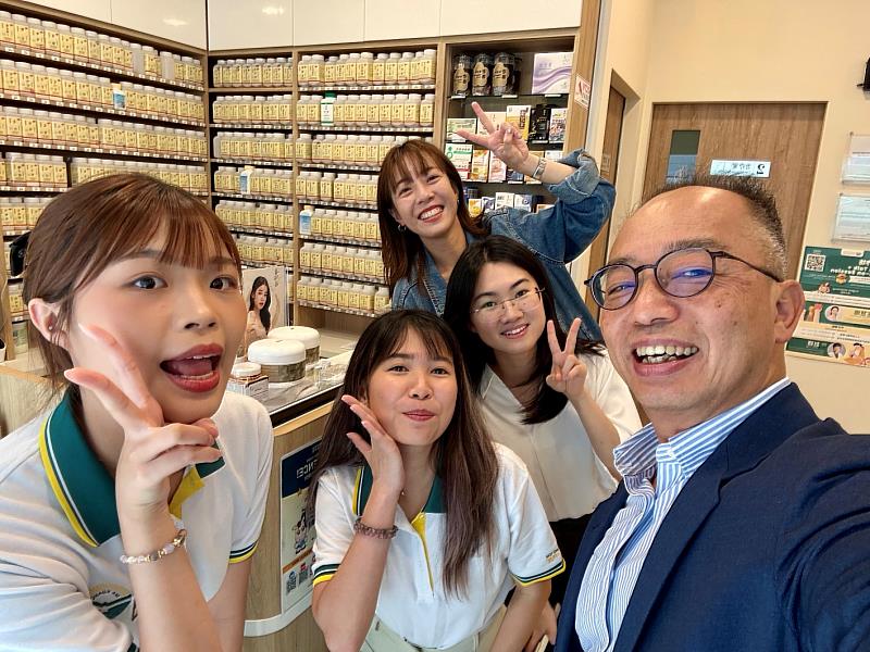 中國藥學暨中藥資源學系張文德系主任前往新加坡訪視學生，瞭解學生實習的狀況，並與合作機構保持長期互動。