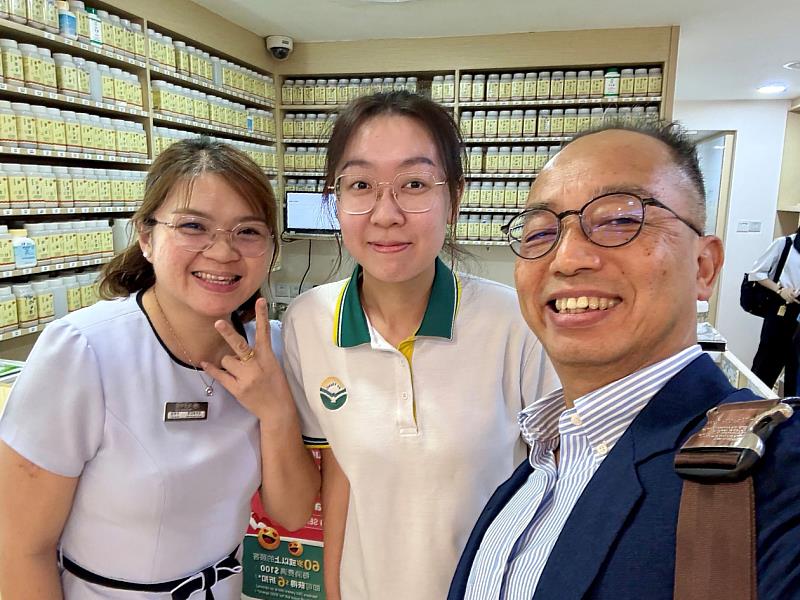 中國藥學暨中藥資源學系張文德系主任與學生於實習場域開心合影。
