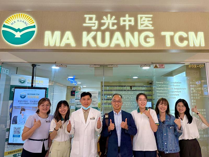 中國醫藥大學中國藥學暨中藥資源學系6名學生，今年暑假赴新加坡馬光集團旗下中醫診所及黃耀南藥行進行30天的海外實務學習。