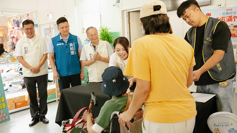 市長高虹安今日一早特別前往北門市場發放加倍券。
