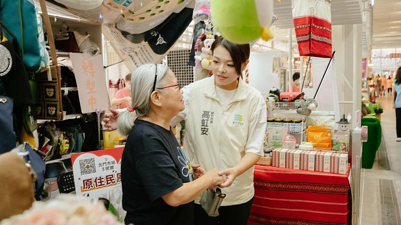 市長高虹安視察北門市場攤商營運狀況。