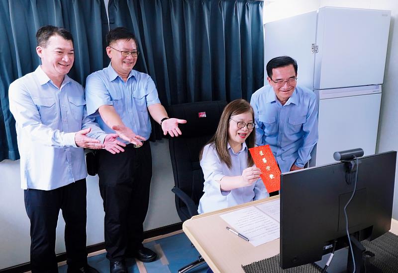 海洋委員會管主任委員視訊慰勉台北艦海巡同仁並頒贈加菜金。