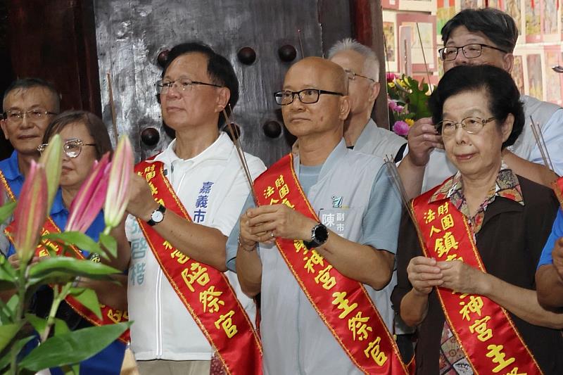 陳永豐副市長代替黃敏惠市長循古禮迎孔,傳承儒家尊師重道精神。