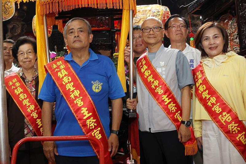 陳永豐副市長代替黃敏惠市長循古禮迎孔,傳承儒家尊師重道精神。