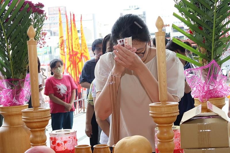 考生及家長在嘉市府府前廣場香案參拜,並領取祈福筆,祈求考試順利。