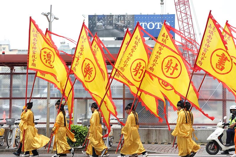 迎孔繞境。