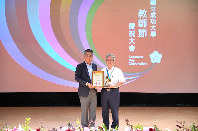沈孟儒校長頒發教育部115年師鐸獎予工學院機械工程學系林大惠教授。