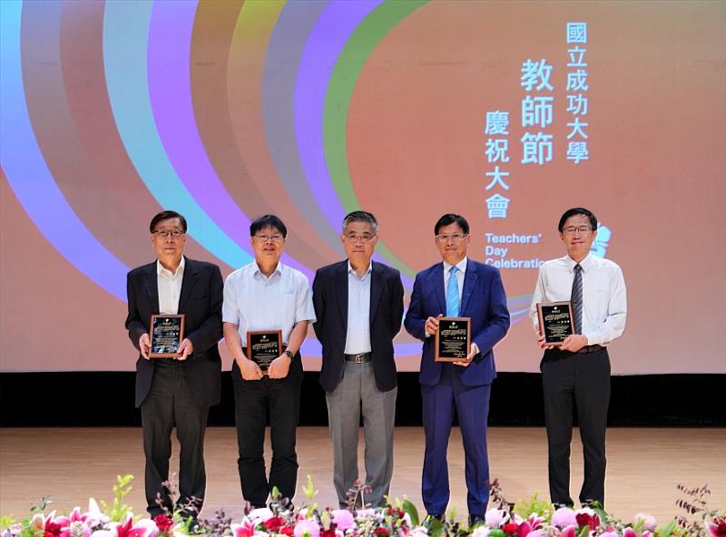 沈孟儒校長頒發名譽教授獎項予年度得獎老師。