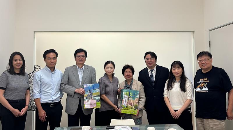 亞大黃光彩講座教授(右)與日本交流單位及與會貴賓合影,見證國際交流合作成果。