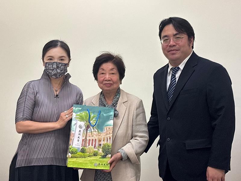 創意設計學院副院長林青玫(左)致贈紀念禮品予林銀會長(中)及洪肇洋校長(右),深化雙方交流情誼。
