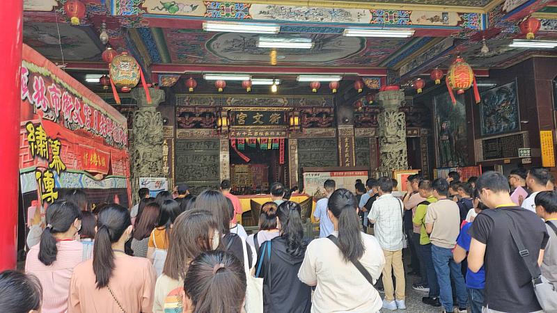 衡文宮未婚聯誼,大家虔誠祈福找到好姻緣。