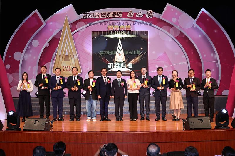 國家品牌玉山獎主任委員鍾佳濱立委(左6)與總統府副秘書長何志偉(中)與睿田能源總經理李佳蓉(右6)和各傑出企業獎得主共同合影。