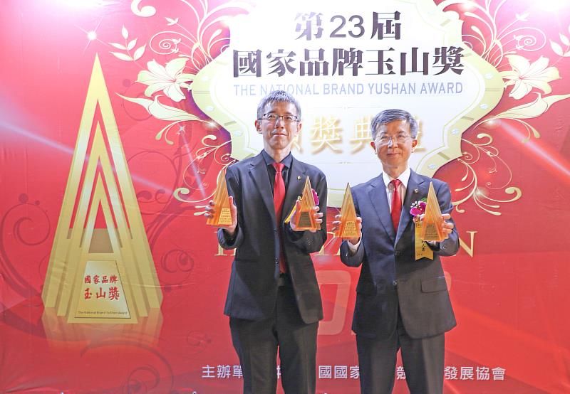 三商壽榮獲「國家品牌玉山獎」4項肯定,業務行銷處高志強副總(右)及商品客群處李景揚協理(左)代表受獎。(圖/玉山金控提供)