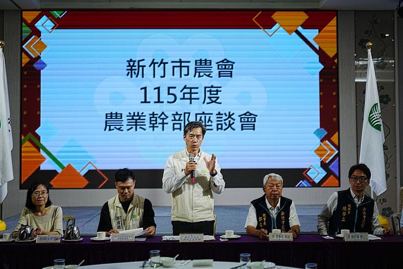 林琨瀚副市長與農會基層農民幹部交流本市農業推動情形。
