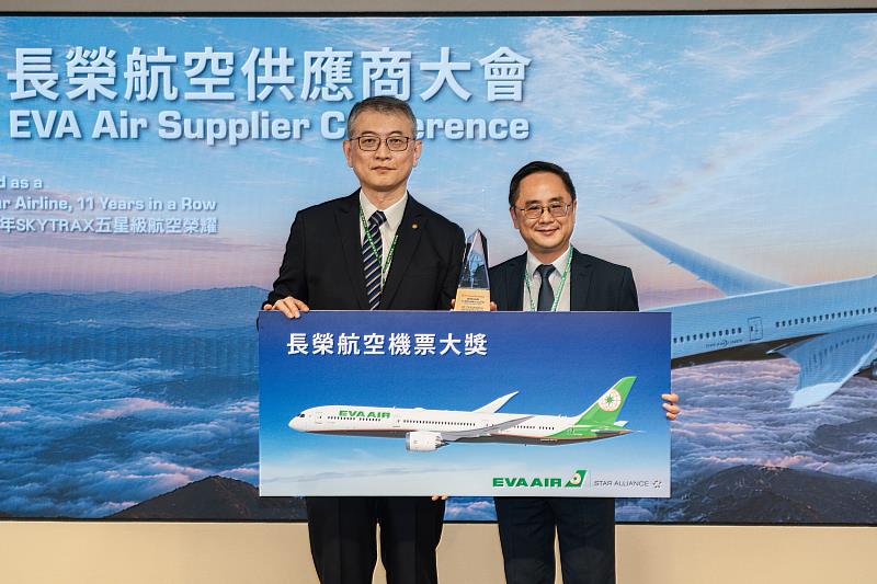 長榮航空蕭錦隆副總經理(左)於頒獎典禮,頒發「綠色供應鏈計畫」第1名獎牌和機票大獎予供應商:英屬維京群島商太古可口可樂(股)公司台灣分公司張國賀處長(右),該公司亦為本次卓越貢獻獎得主。