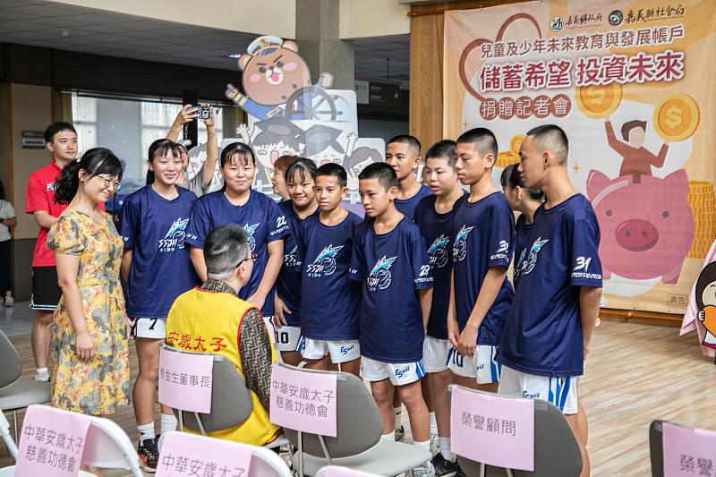 黎金生攜手中華安歲太子慈善功德會捐贈129萬元 助嘉義兒少安心成長