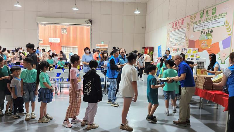 張榮發慈善基金會董事長吳景明致贈月餅禮盒給弱勢兒少。