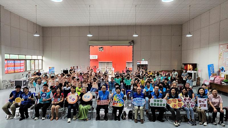 張榮發慈善基金會一次公益雙倍愛心中秋傳愛歡贈月餅活動大合照。