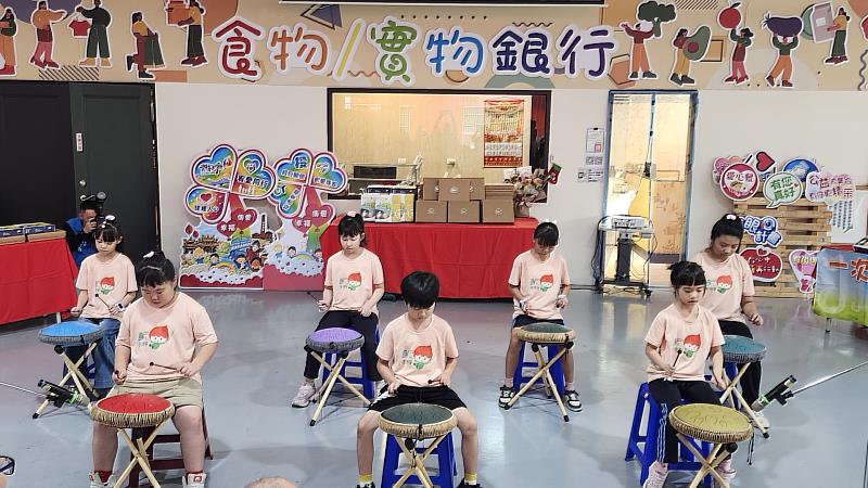 竹山明善學園小朋友帶來精彩的空靈鼓演奏。