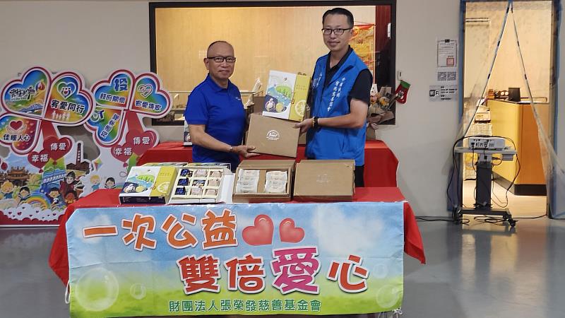 張榮發慈善基金會透過中華民國宥尚慈善協會致贈月餅禮盒給弱勢家庭及獨居長輩。